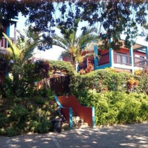 Яркий фасад Tri M Waves Lodge с балконами и пышным садом, Понта-ду-Оуру, Мозамбик