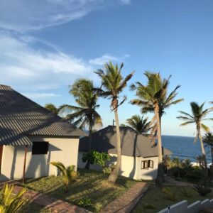 莫桑比克金贾塔湾Ventos do Mar Lodge的小屋与海景