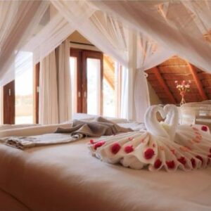 Chambre avec lit à baldaquin à la maison d'hôtes Vila Sol e Sal, Vilankulo, Mozambique