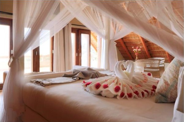 Chambre avec lit à baldaquin à la maison d'hôtes Vila Sol e Sal, Vilankulo, Mozambique