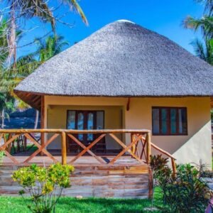 Chalet au toit de chaume avec véranda en bois au VilanCool beach resort, Vilanculos