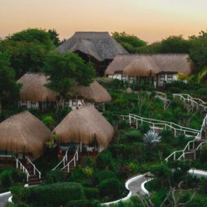 Bungalows deluxe au toit de chaume dans les jardins à flanc de colline de Vilanculos Beach Lodge
