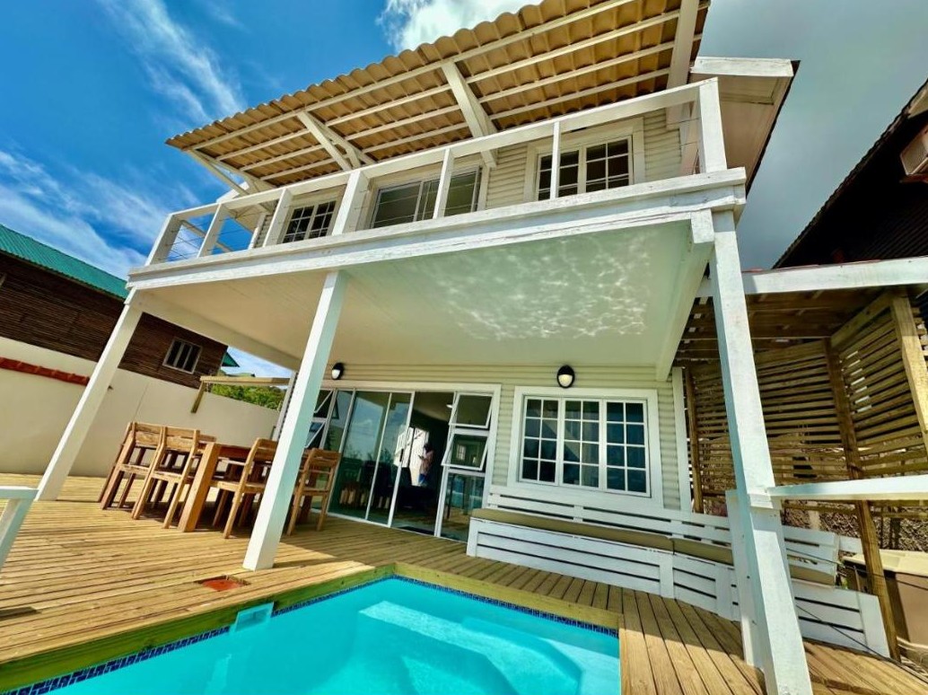 Вилла и настил с небольшим бассейном в Villa de Surf, Понта-ду-Оуру