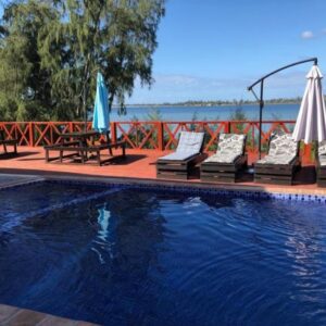 Piscina e solário com vista para a lagoa em Villa Espanhola Bilene