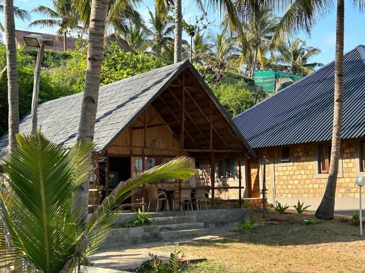 Дом и крытая веранда Villa Palmeira среди пальм недалеко от Praia da Barra