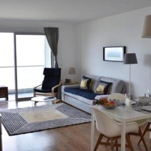 Sala de estar e de jantar de um apartamento em Xenon Urban Apartments, Maputo