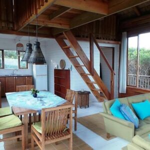 Cozinha e sala em espaço aberto da Casa Monika no Xirundu EcoLodge