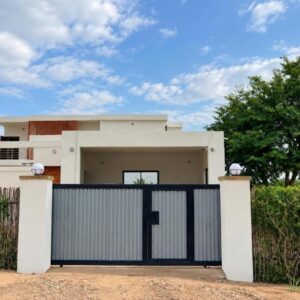 Façade moderne de Zambira Holiday Home avec portail d'entrée, Bairro 19 De Outubro, Vilanculos, Mozambique
