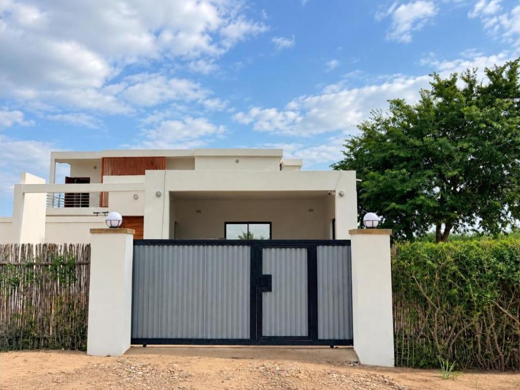 Современный дом Zambira Holiday Home с огороженным въездом, Bairro 19 De Outubro, Виланкулу, Мозамбик