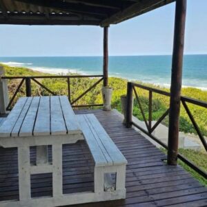 Terrasse couverte avec vue sur la mer, braai et table de pique-nique à Zavora Venture Mozambique